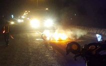 Video xe máy bốc cháy sau khi bị xe tải kéo lê, nam thanh niên may mắn thoát chết