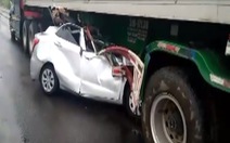 Video: Ôtô 4 chỗ đâm vào gầm container, 2 người tử vong