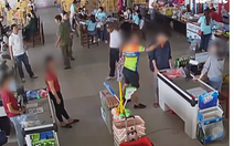 Video: Thượng úy công an tát vào mặt nhân viên bán hàng khi con mua đồ chưa trả tiền
