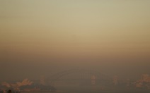 Bầu trời Sydney đỏ quạch, lần đầu tiên lục địa Úc không một giọt mưa