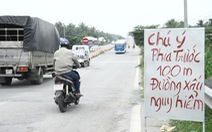 Dân tự làm biển báo cảnh báo tai nạn ở đường dẫn cầu Cổ Chiên