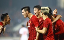 Thắng UAE 1-0, tuyển Việt Nam vươn lên đầu bảng