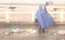Video: Ném rác xuống sông cho nước lũ cuốn trôi