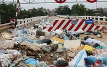 Bãi rác trên cầu nhiều tháng không ai dọn, dân xử lý bằng cách vứt xuống sông