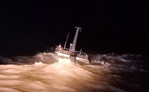 Cứu 11 người trên tàu chở than mắc cạn trước lằn ranh sinh tử