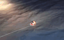 Video: Khoảnh khắc cứu 11 người trên chiếc tàu sắp chìm hoàn toàn giữa biển đêm