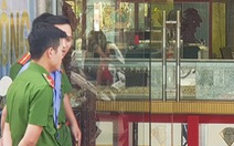 Bắt 2 nghi phạm nổ súng cướp tiệm vàng ở Hóc Môn