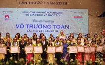 Cái ôm chặt của trò gây ấn tượng mạnh cho cô giáo nhận giải thưởng Võ Trường Toản