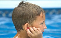 Trẻ lắc đầu để loại bỏ nước trong tai có thể gây tổn thương não