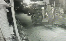 Camera ghi cảnh trộm đột nhập ‘cuỗm’ hai xe ba gác lúc rạng sáng