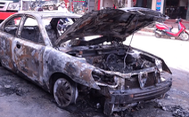 Video: Ôtô 4 chỗ bốc cháy dữ dội sau khi chết máy giữa đường