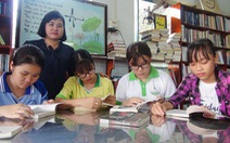 Vợ chồng thầy giáo bán nhang, bán bánh mua sách tặng học trò nghèo