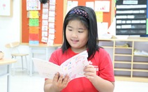 Cô bé lớp 3 làm sách 'bằng cả trái tim' tặng mẹ