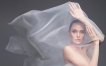 Angelina Jolie bất ngờ khỏa thân trên tạp chí Harper's Bazaar