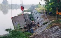 Người chăn vịt bị xe tải tông chết ngay kênh nước