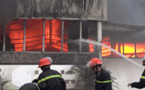 Video: Cháy lớn ở xưởng gỗ nằm cạnh kho gas