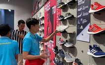 Cầu thủ nữ Việt Nam đi trung tâm mua sắm... ngắm đồ vì chưa có tiền thưởng