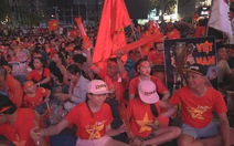 Người hâm mộ hào hứng cổ vũ cho tuyển U22 Việt Nam trong trận đá chung kết SEA Games