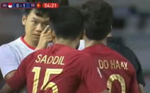 Video Thành Chung 'chỉ mặt' cầu thủ Indonesia sau khi Trọng Hoàng bị phạm lỗi