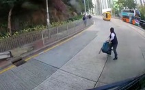 Học sinh tiểu học Hong Kong rơi xuống đường khi xe đưa rước đang chạy