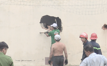Video: Kho vải bốc cháy dữ dội, cảnh sát phá tường dập lửa