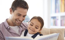 Đọc truyện cho con bằng sách thay vì máy tính bảng