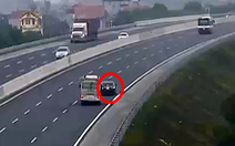 Liều lĩnh chạy lùi trên cao tốc, xe con suýt bị xe khách đâm