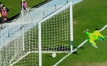 Video: Bóng vào lưới cả mét, trọng tài vẫn từ chối bàn thắng