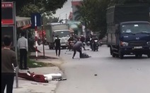 Hai nhóm công nhân 'huyết chiến', một người bị chém chết