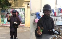 Công an truy tìm 'ninja đen' cầm đầu gà, xúc xích đi xin tiền ở Hà Nội