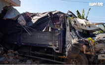 Video: Xe tải tông sập nhà dân, gia đình 5 người thoát chết