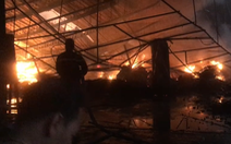 Video: Cháy lớn ở công ty gỗ, hàng ngàn mét vuông nhà xưởng bị thiêu rụi