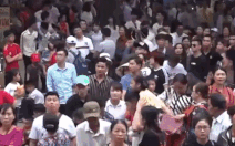 Hàng chục ngàn người đổ về chùa Hương, nhiều du khách ngất xỉu