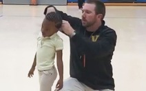 Thầy giáo thể dục cột tóc cho học trò 'đốn tim' dân mạng