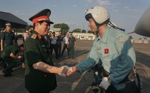 Bộ trưởng Bộ Quốc phòng kiểm tra huấn luyện bay ở sân bay Biên Hòa