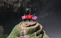 Treo cờ Mỹ - Triều trong hang Sơn Đoòng