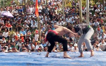 Dân leo núi xem trai làng đấu vật ở lễ hội đền Vua Mai