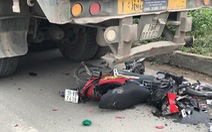 Xe container đi lùi đâm chết nữ sinh dừng xe máy ven đường