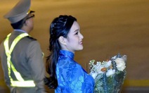 9X tặng hoa cho ông Trump ở sân bay Nội Bài: một cô gái thú vị!