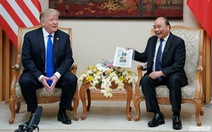 Tổng thống Trump bất ngờ với vật kỉ niệm của Thủ tướng Nguyễn Xuân Phúc