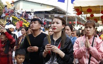 Hàng ngàn người về chùa Hưng Thiền dùng lộc chay miễn phí