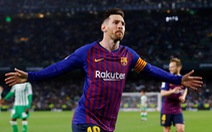 Hat-trick thứ 33 của Messi giúp Barca tiến sát ngôi vô địch