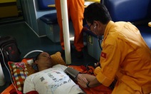 Cứu thuyền viên Philippines bị nạn trên vùng biển Hoàng Sa