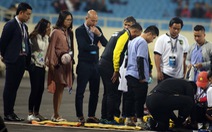 Nghi bị chấn thương cổ, cầu thủ U23 Brunei phải rời sân cấp cứu