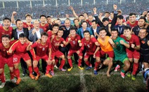 Thủ tướng, Chủ tịch Quốc hội, HLV Park chụp hình cùng tuyển U23 Việt Nam