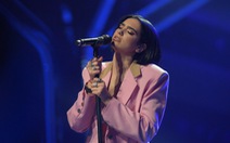 Dua Lipa hồng rực 'đốt cháy' đêm nhạc Super Party