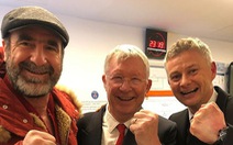 Ngài Alex Ferguson và Cantona chia vui cùng Solskjaer ở phòng thay đồ