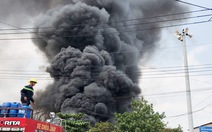 Cháy lớn ở kho hóa chất, cột khói bốc cao hàng trăm mét