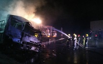 Hai xe tải cháy dữ dội sau va chạm, hai người tử vong
