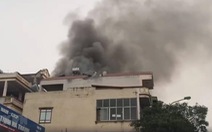 Cứu 9 người khỏi đám cháy nhà 5 tầng ở Hà Nội